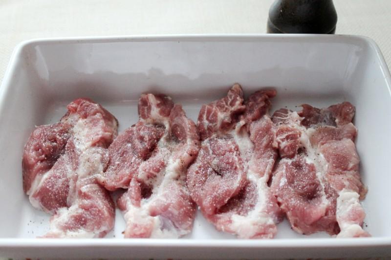 Шаг 3 приготовления Мясо с грибами картошкой и майонезом по царски в духовке