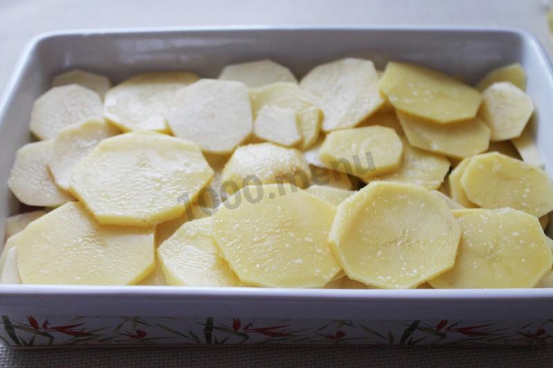 Шаг 7 приготовления Мясо с грибами картошкой и майонезом по царски в духовке