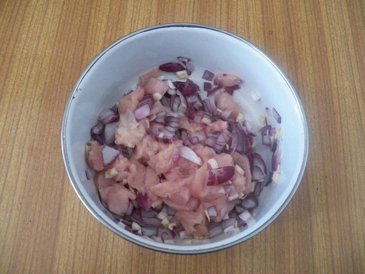 Шаг 3 приготовления Филе курицы, тушеное в сметанном соусе с зеленью
