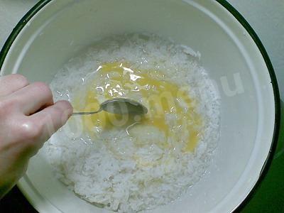 Шаг 4 приготовления рисовые оладьи из каши с майонезом