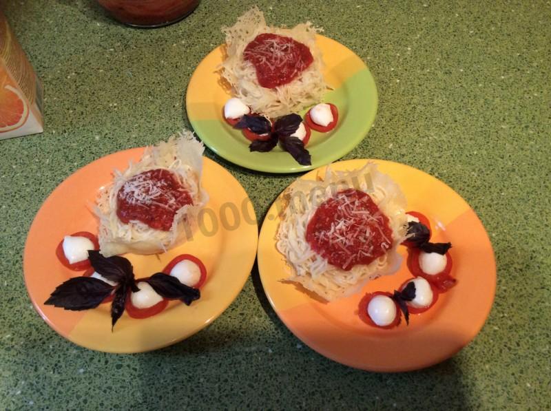 Шаг 3 приготовления Сырные корзиночки с пастой и соусом болоньезе
