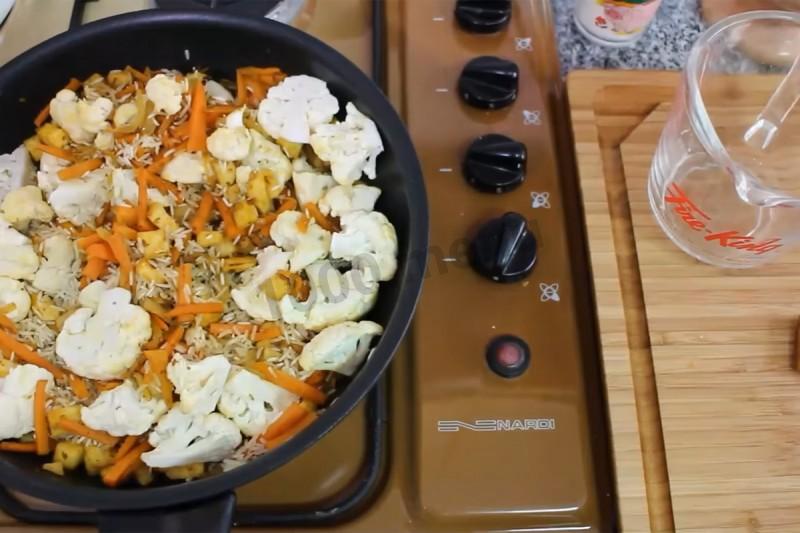 Шаг 10 приготовления Плов на пост с сельдереем и цветной капустой