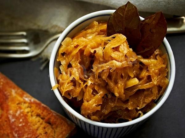 Обложка рецепта Тушеная капуста с яблоками и беконом немецкая