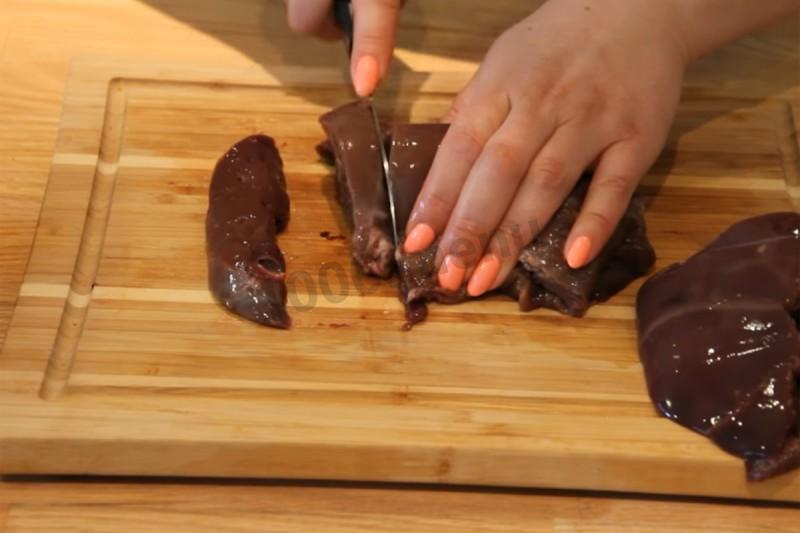 Шаг 2 приготовления Печень говядины с луком и яблоками