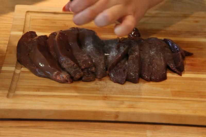 Шаг 3 приготовления Печень говядины с луком и яблоками