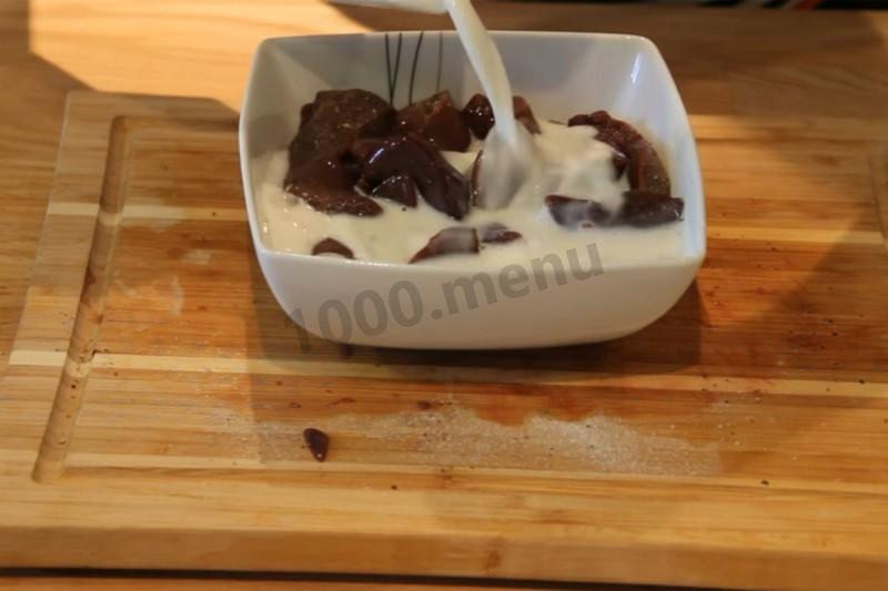 Шаг 4 приготовления Печень говядины с луком и яблоками