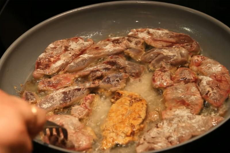 Шаг 9 приготовления Печень говядины с луком и яблоками