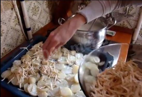 Шаг 2 приготовления Картофель ломтиками, запеченный в сливках и сыре в духовке