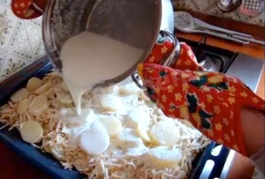 Шаг 3 приготовления Картофель ломтиками, запеченный в сливках и сыре в духовке