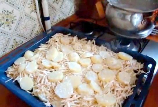 Шаг 4 приготовления Картофель ломтиками, запеченный в сливках и сыре в духовке