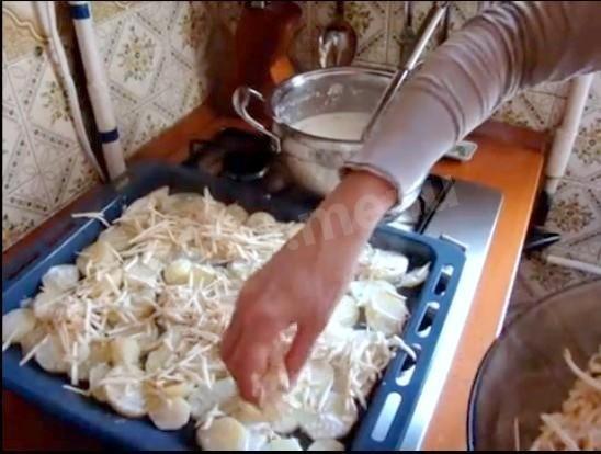 Шаг 5 приготовления Картофель ломтиками, запеченный в сливках и сыре в духовке