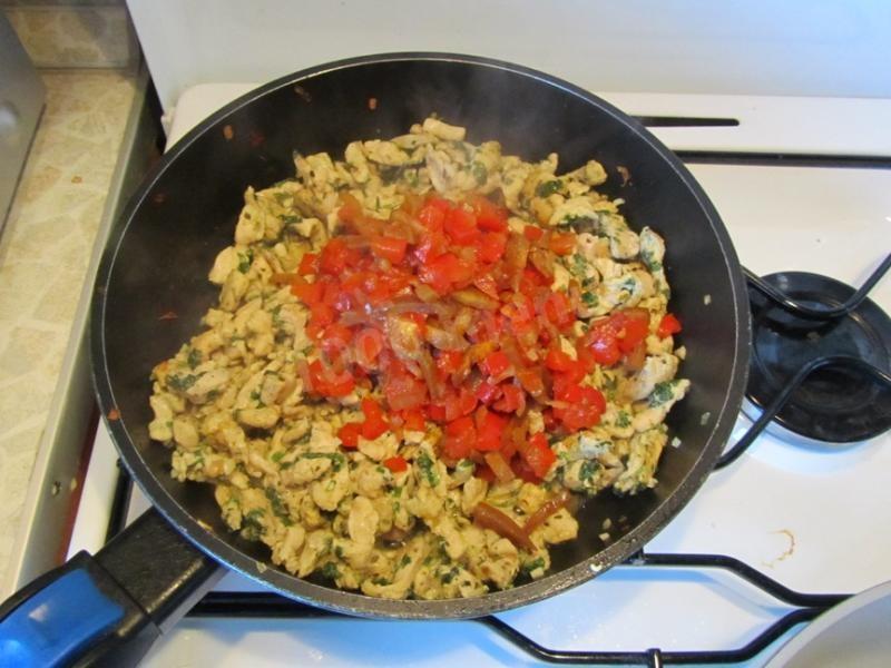 Шаг 14 приготовления Мексиканская кесадилья с курицей и сыром