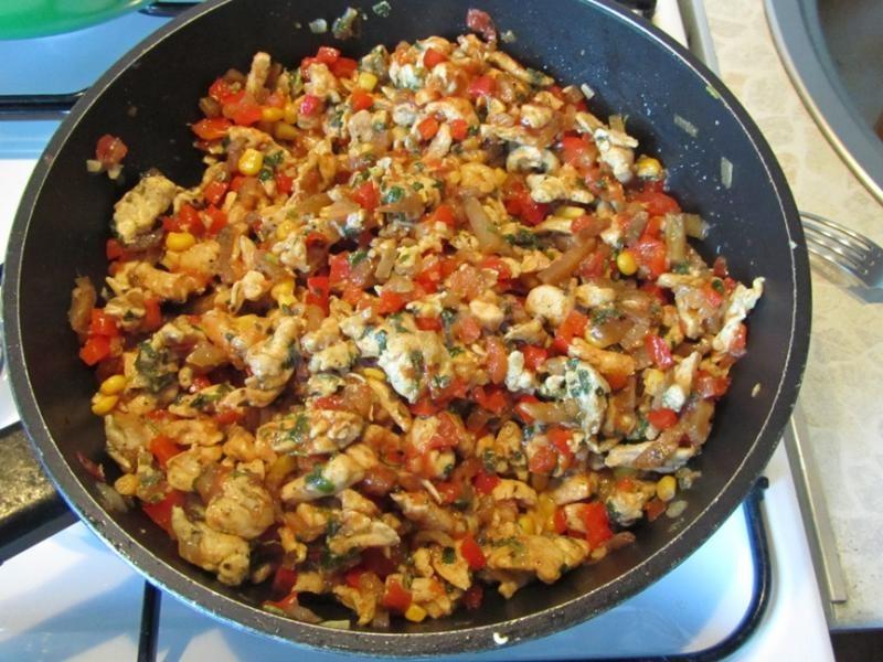 Шаг 15 приготовления Мексиканская кесадилья с курицей и сыром