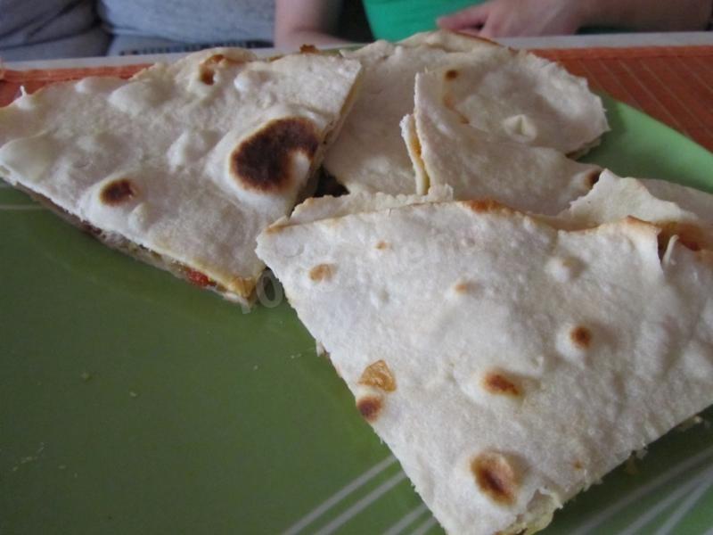 Шаг 19 приготовления Мексиканская кесадилья с курицей и сыром
