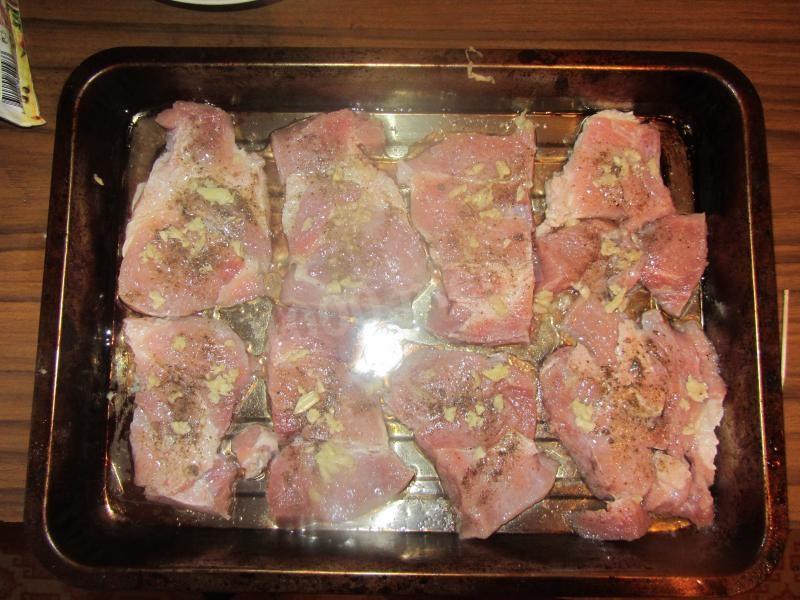 Шаг 3 приготовления Свинина с ананасами сыром майонезом