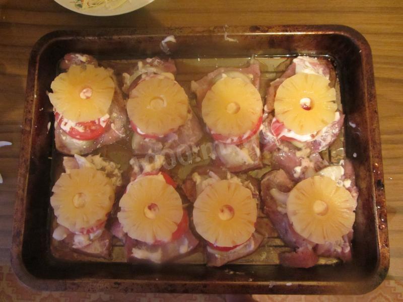 Шаг 5 приготовления Свинина с ананасами сыром майонезом