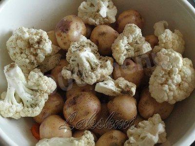 Шаг 2 приготовления Курица с картошкой и цветной капустой в духовке