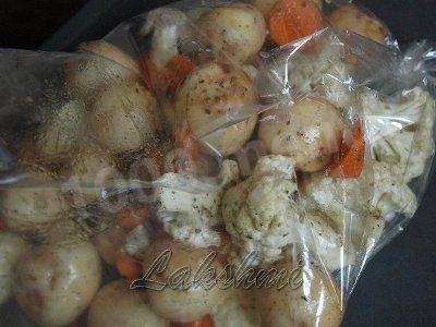 Шаг 3 приготовления Курица с картошкой и цветной капустой в духовке