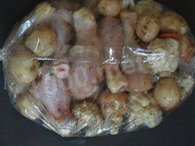 Шаг 4 приготовления Курица с картошкой и цветной капустой в духовке