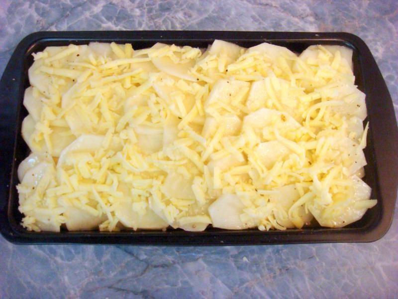 Шаг 10 приготовления Картофельная запеканка с сыром и салями