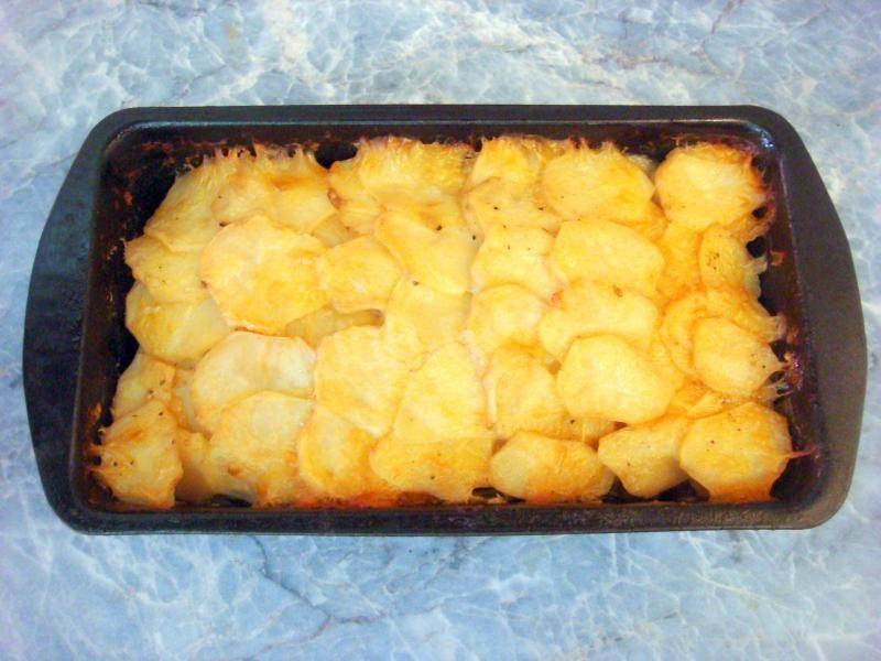 Шаг 12 приготовления Картофельная запеканка с сыром и салями