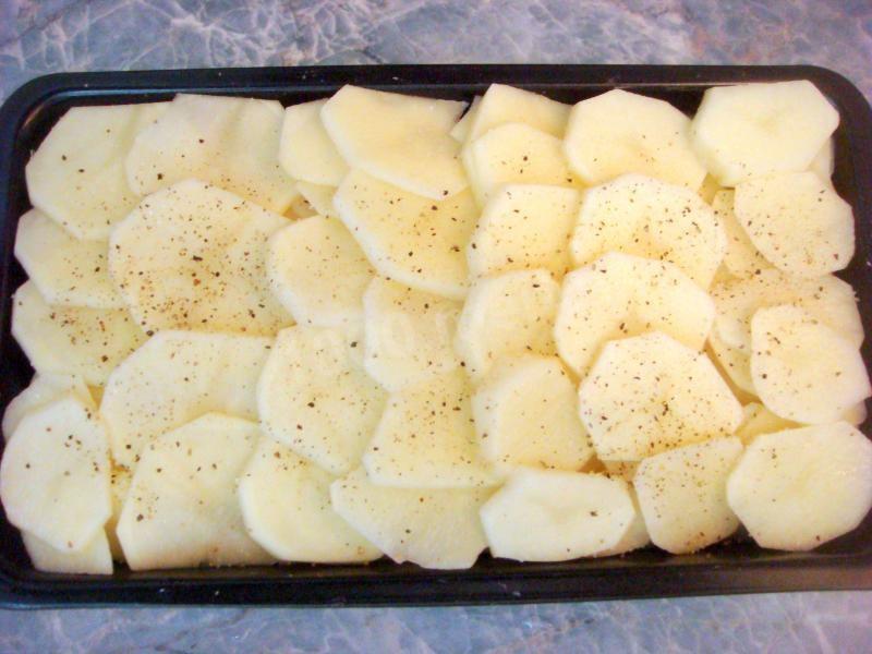 Шаг 9 приготовления Картофельная запеканка с сыром и салями