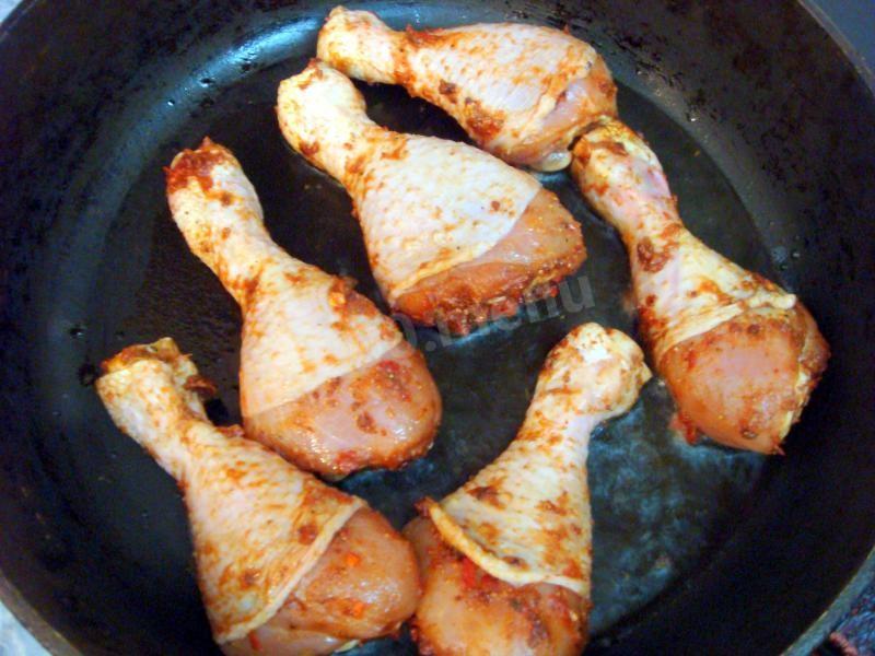 Шаг 3 приготовления Жареные куриные голени на сковороде с карри