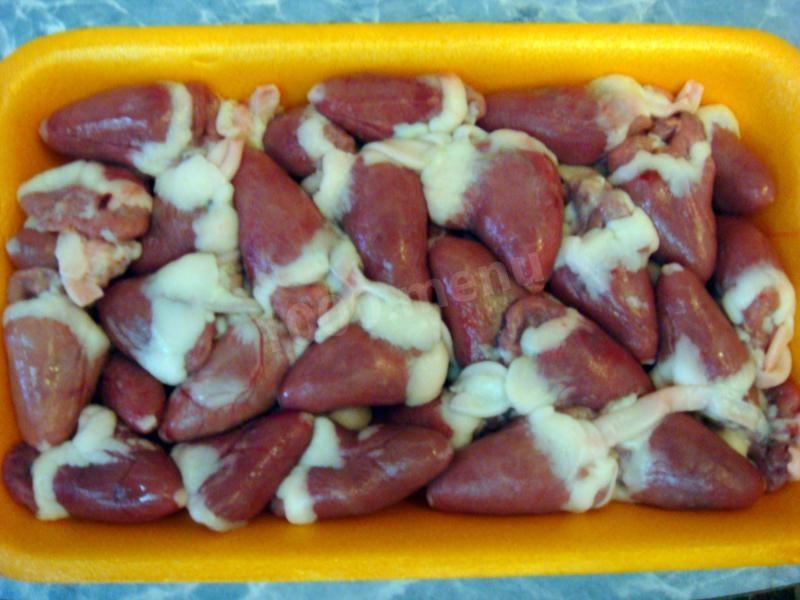 Шаг 1 приготовления Куриные сердечки с овощами, жареные на сковороде