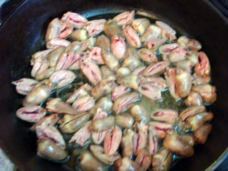 Шаг 2 приготовления Куриные сердечки с овощами, жареные на сковороде