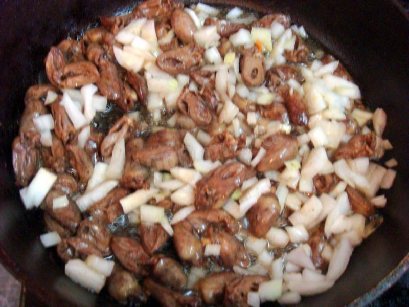 Шаг 4 приготовления Куриные сердечки с овощами, жареные на сковороде