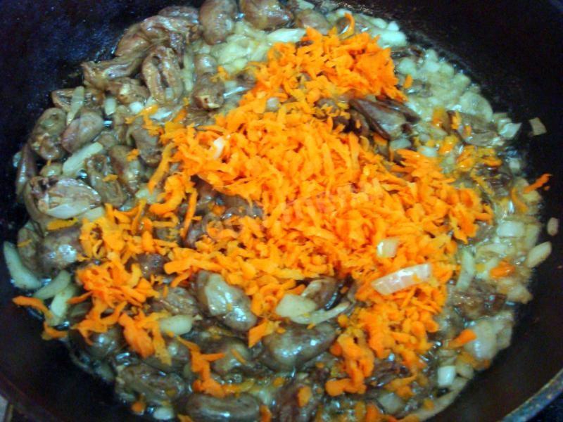 Шаг 5 приготовления Куриные сердечки с овощами, жареные на сковороде
