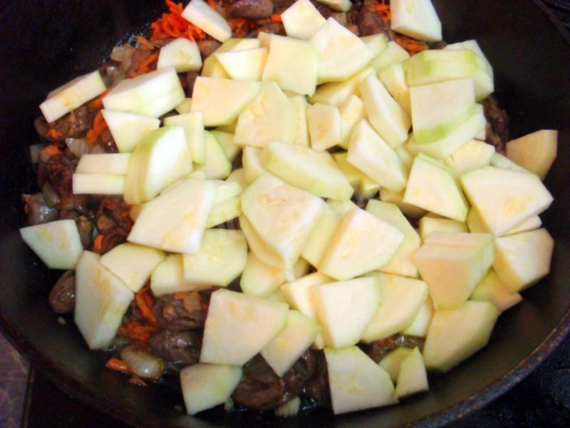 Шаг 7 приготовления Куриные сердечки с овощами, жареные на сковороде