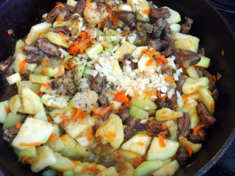 Шаг 9 приготовления Куриные сердечки с овощами, жареные на сковороде