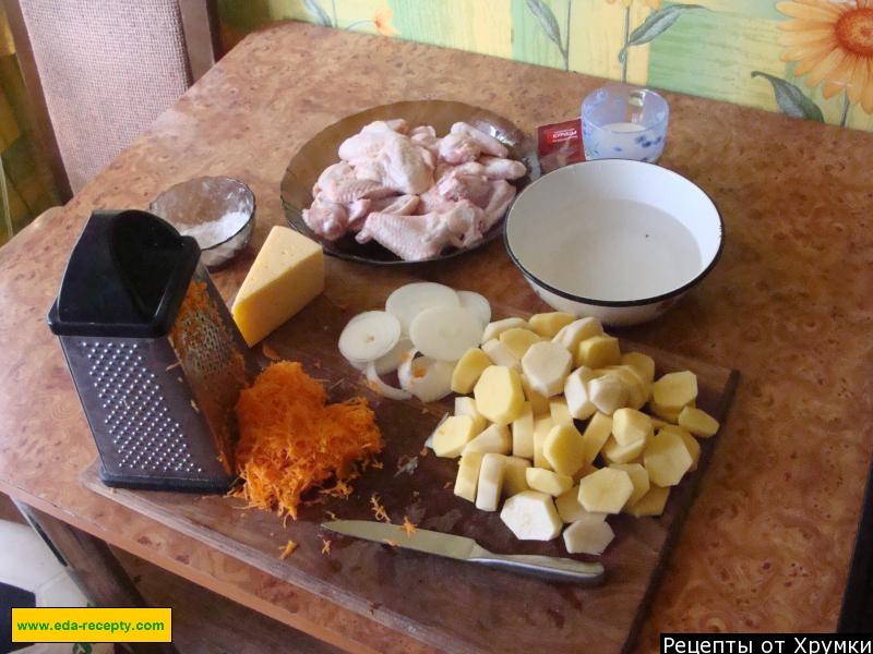 Шаг 2 приготовления картошка с куриными крылышками и сыром в духовке
