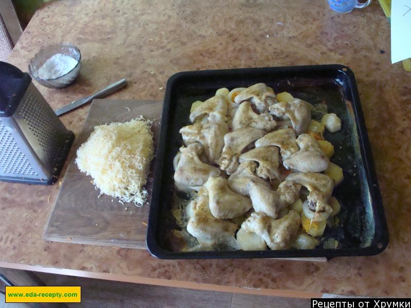 Шаг 5 приготовления картошка с куриными крылышками и сыром в духовке