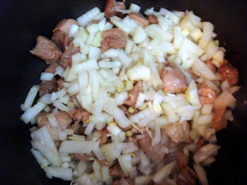 Шаг 4 приготовления Мясо тушеное в пиве
