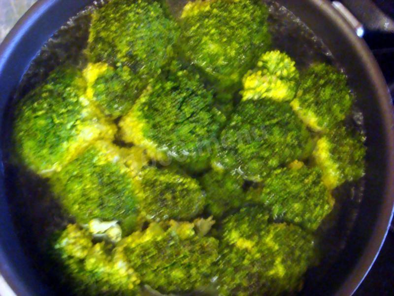 Шаг 2 приготовления Роллы из курицы с брокколи и плавленым сыром