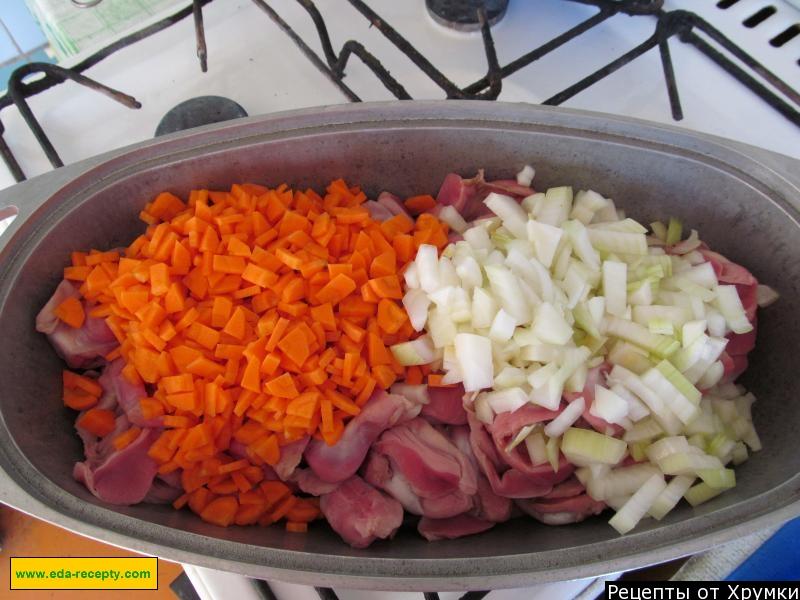 Шаг 5 приготовления Куриные желудки тушеные с Магги луком и морковью