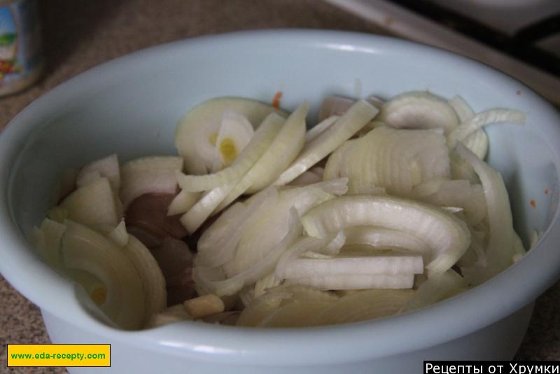 Шаг 5 приготовления Кальмары с овощами в банке