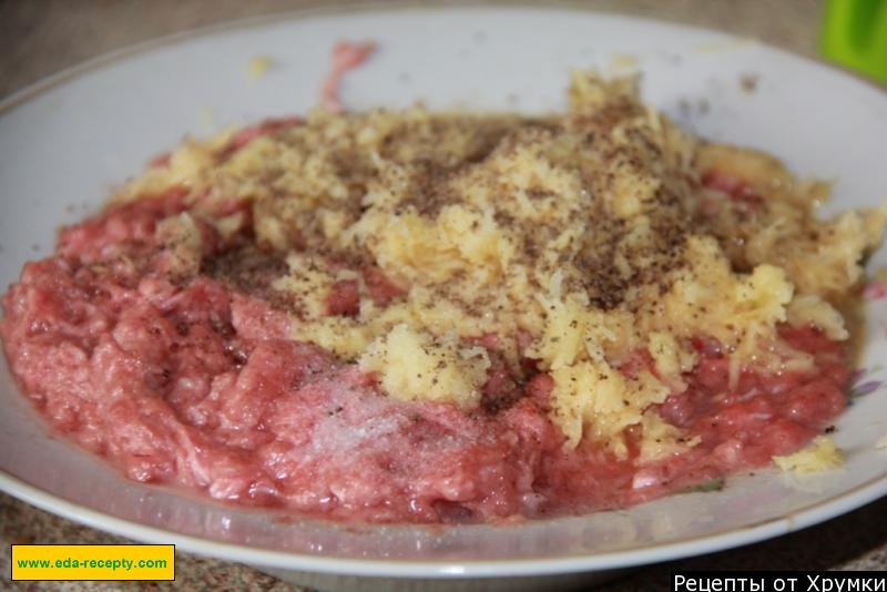 Шаг 1 приготовления Мясные колобки со сметано-грибным соусом в горшочке