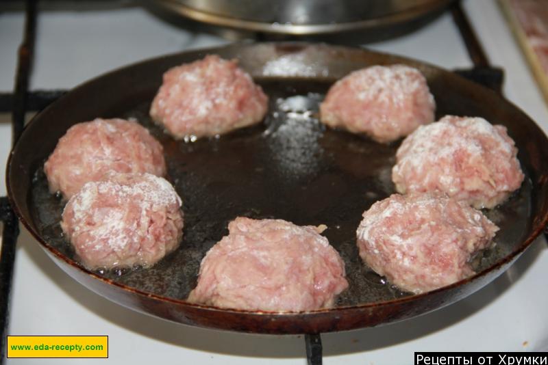 Шаг 2 приготовления Мясные колобки со сметано-грибным соусом в горшочке