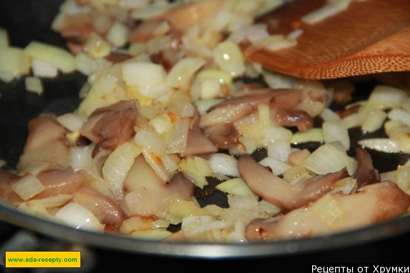 Шаг 3 приготовления Мясные колобки со сметано-грибным соусом в горшочке