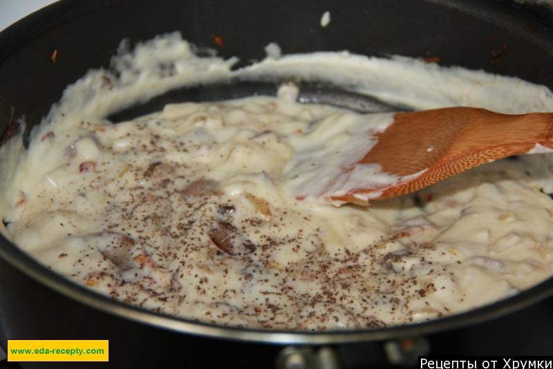 Шаг 5 приготовления Мясные колобки со сметано-грибным соусом в горшочке
