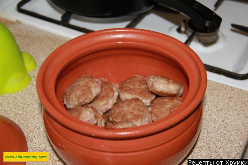 Шаг 6 приготовления Мясные колобки со сметано-грибным соусом в горшочке