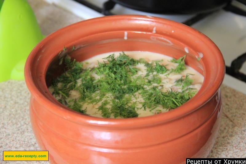 Шаг 7 приготовления Мясные колобки со сметано-грибным соусом в горшочке