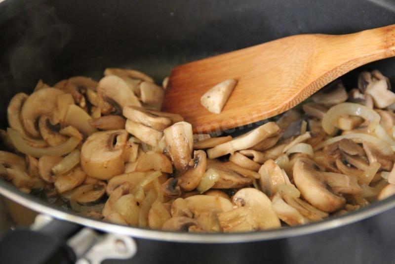 Шаг 1 приготовления Скумбрия с шампиньонами, луком и сыром запеченная в духовке