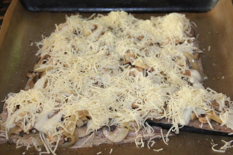 Шаг 3 приготовления Скумбрия с шампиньонами, луком и сыром запеченная в духовке