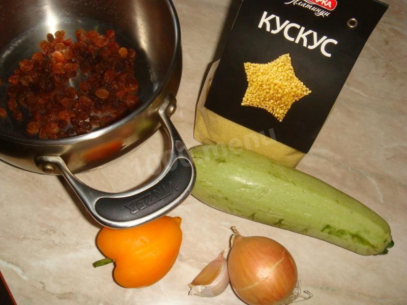 Шаг 1 приготовления Кус-кус с изюмом и овощами