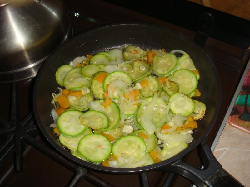 Шаг 4 приготовления Кус-кус с изюмом и овощами