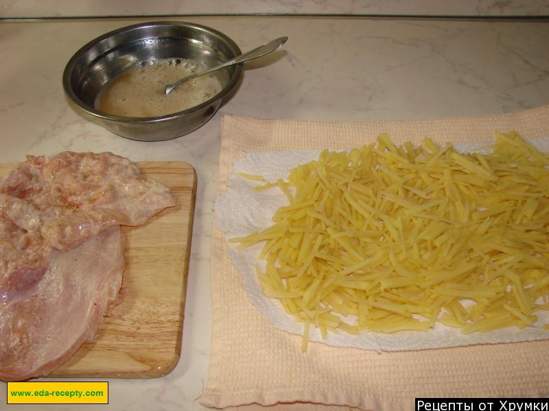 Шаг 5 приготовления Куриное филе в картофельной корочке с гарниром и соусом